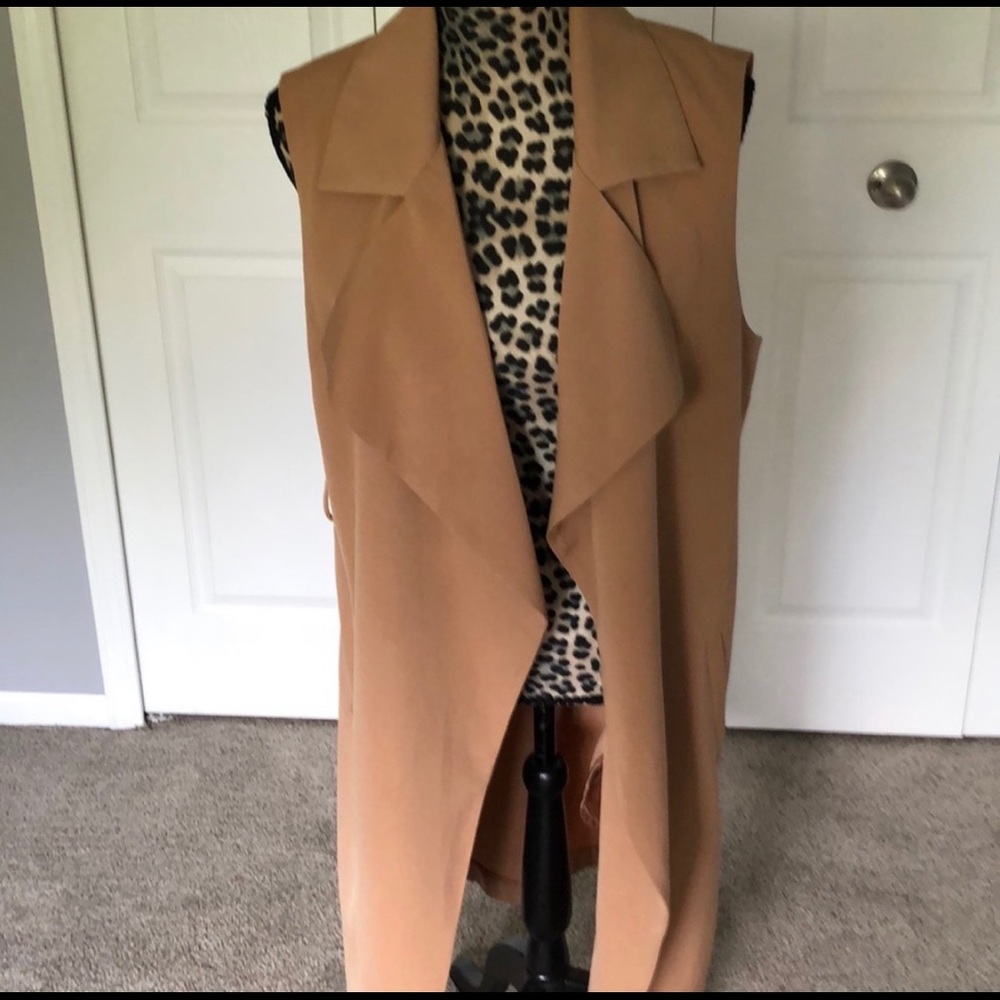 Long beige sleeveless vest with pockets